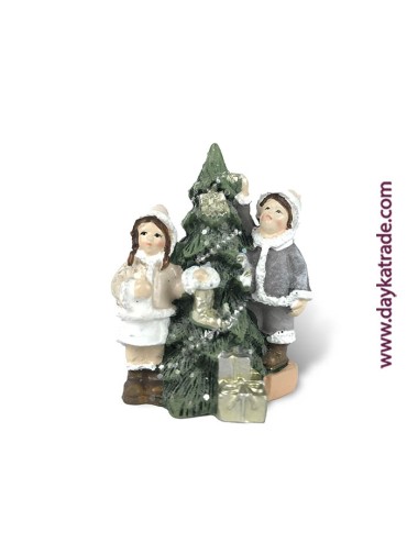Figura niñas junto a árbol