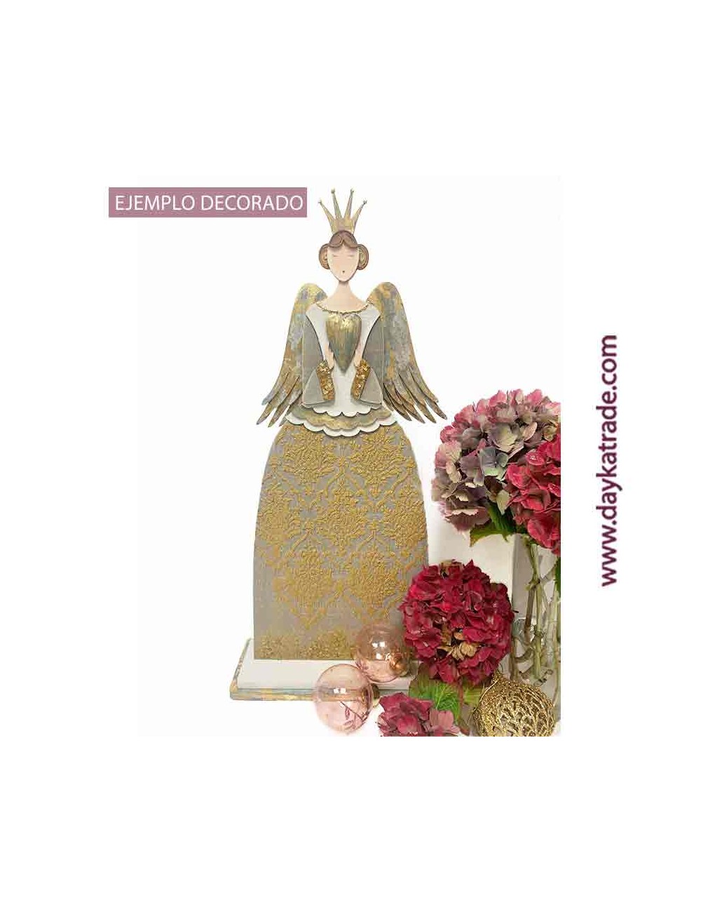 Silueta de madera de angelita con corazón